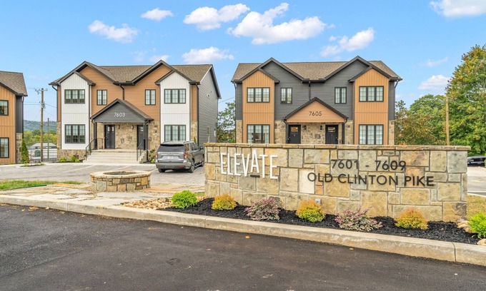 Powell House | Cheery and Stylish Three Bedroom Townhouse in Convenient Area