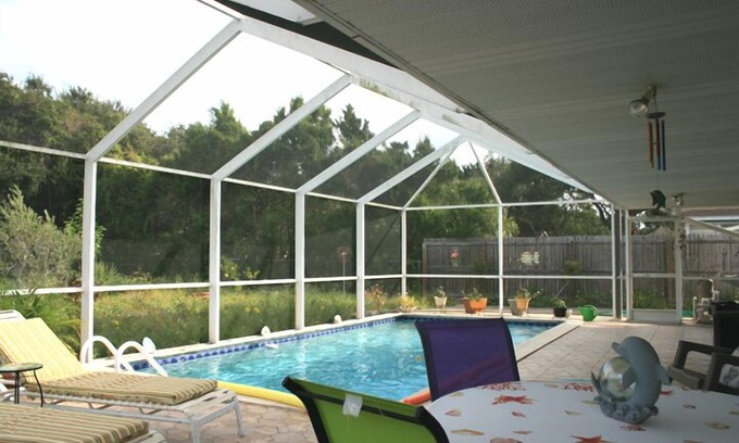 Cearra Del Ray House | Cheery Chimes bright and clean with a pool!