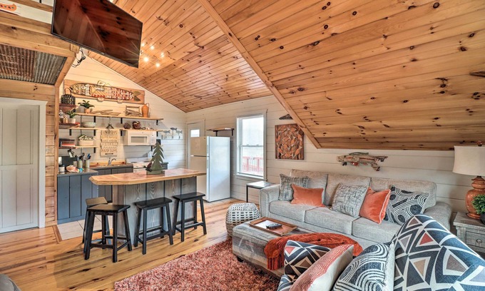 Mountain View Apartment | Cheery Pet-Friendly Studio w/Shared Fire Pit