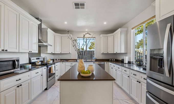 Union City House | Chef's Kitchen 4 bed w/King Suite & Backyard