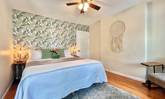 Chelsea Apartment | Chelsea Concrete Jungle House - Spacious 1 bedroom - Sleeps 5 Comfortably