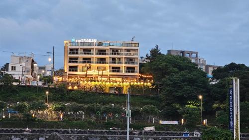 Songsan-dong Hotel | Cheonjiyeon Crystal Hotel