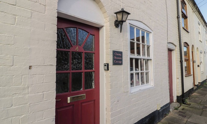 Stratford-upon-Avon Cottage | CHERRY BLOSSOM COTTAGE, pet friendly in Stratford-Upon-Avon