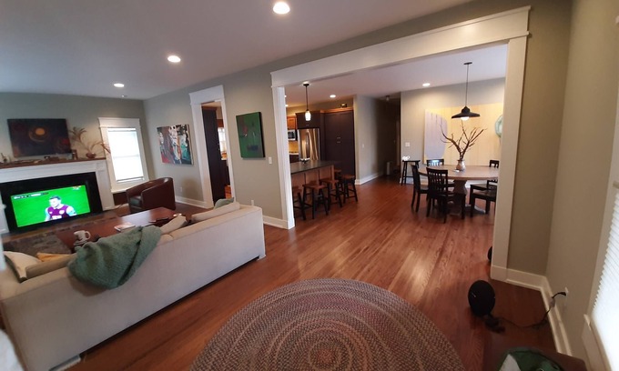 Cherry Street House | CHERRY STREET BUNGALOW! 3BR, 2 BA. Walk score 88/100