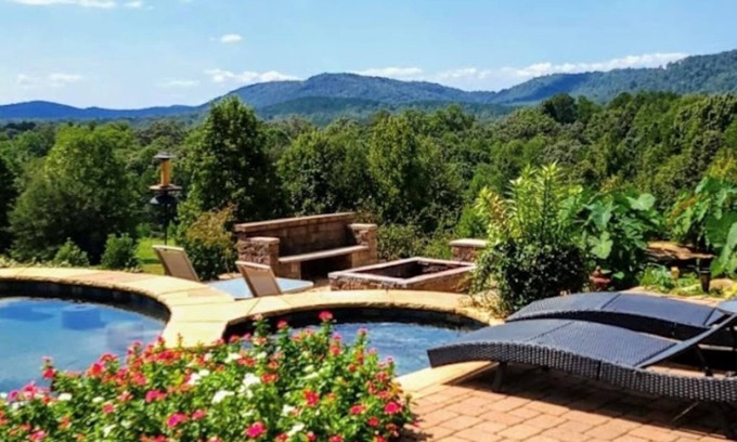 Toccoa House | Cherrywood Ranch: Elegant Wedding Venue Mountain Views & Resort-Style Pool