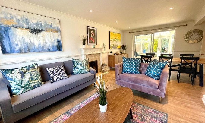 Runnymede House | Chertsey Luxurious Three Bedroom Two Bath Home 3
