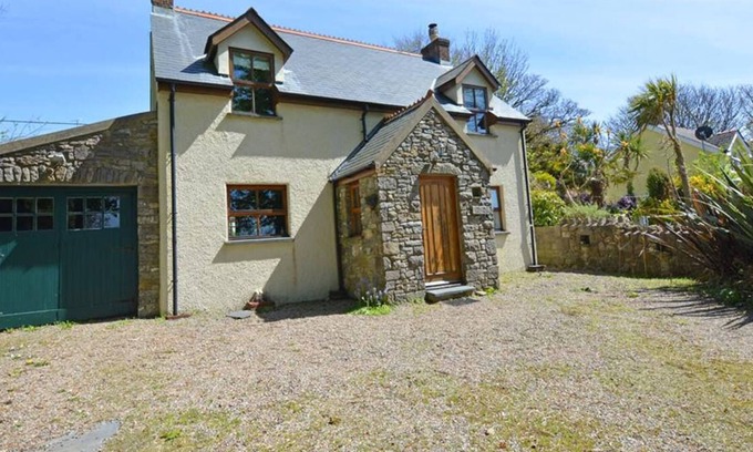 Manorbier House | Chestnut Cottage in the beautiful Manorbier