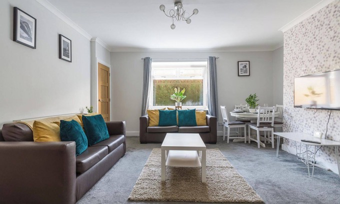 Ashington House | Chestnut House - Sleeps 4 - Pet friendly -Parking
