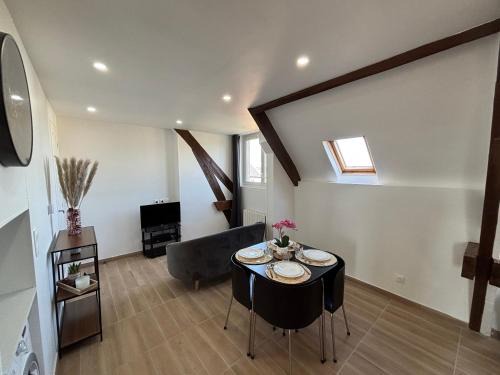 Creil Apartment | Chez Ali - T3 central and calm