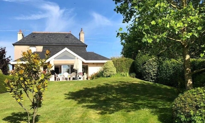 Henvic House | Chez Béatrice et Laurent Maison Lumineuse Avec un Grand Jardin au Calme