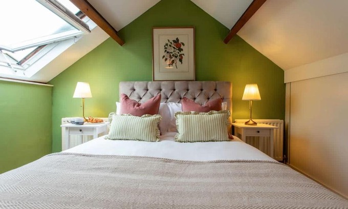 Bradford-on-Avon Apartment | Chez Nous - central Maisonette - Bath Surrounds