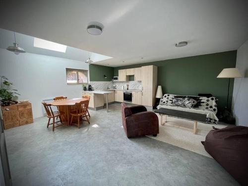 Rumilly Apartment | Chez Romain- Logis cosy proche Annecy