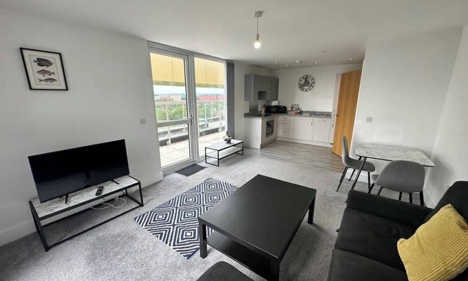 Salford Apartment | Chic 1 Bed MCR Ap w/Balcony- Sleeps 4 Manchester City centre.