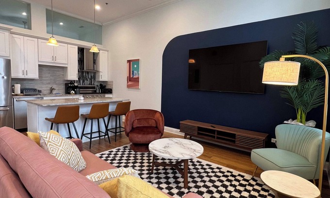 Near West Side Apartment | Chic 1 BR w Parking S