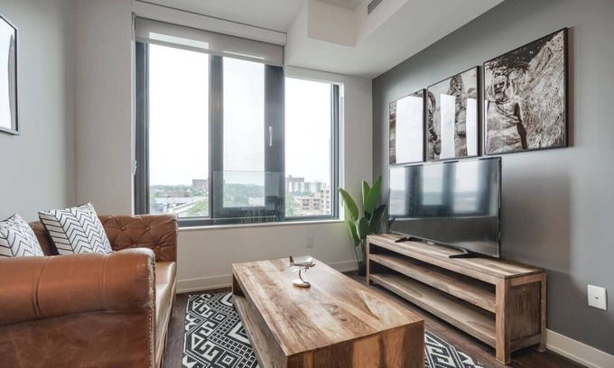 Mississauga Apartment | Chic 1BR Apt with City Views, Near Lake Aquitaine
