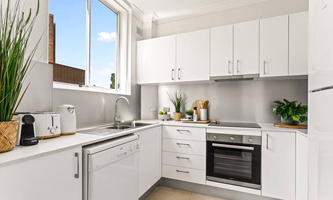 Neutral Bay Apartment | Chic 2-Bed Apartment Near City CBD