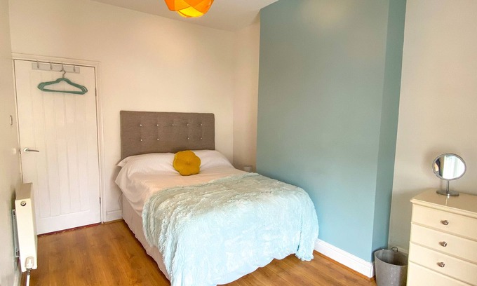 Llandudno Apartment | Chic 2-Bed Llandudno Apartment Near Beach & Attractions - sleeps 4 guests in 2 bedrooms