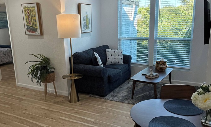 Oak Lawn Apartment | Chic 2-bedroom apartment with Pool view, fitness room in fabulous Dallas