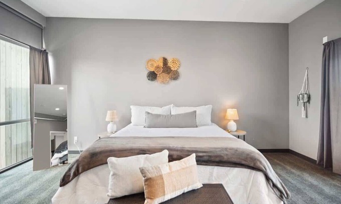 Lincoln Heights Condo | Chic 2-bedroom condo with private patio