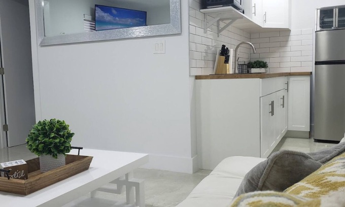 Parkside Apartment | Chic 2 BR Minutes From Hollywood Beach, Casino & The Young Circle