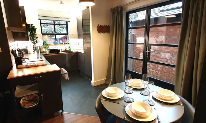Snaresbrook Apartment | Chic 2BD Apartment near Snaresbrook Tube Station