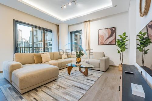 Al Wasl Apartment | Chic 2BR in Central Park Building 1, Al Wasl by Deluxe Holiday Homes