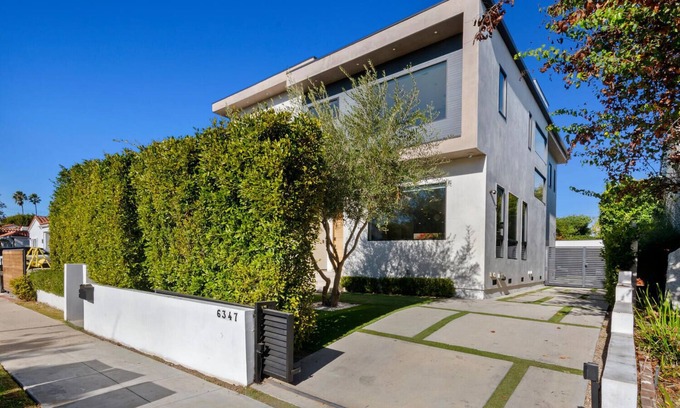 Carthay Circle Villa | Chic 4-bedroom villa with WiFi, AC in vibrant Los Angeles