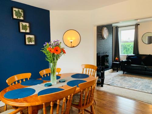 Bristol House | Chic 5 Bedroom House with Private Parking & Garden