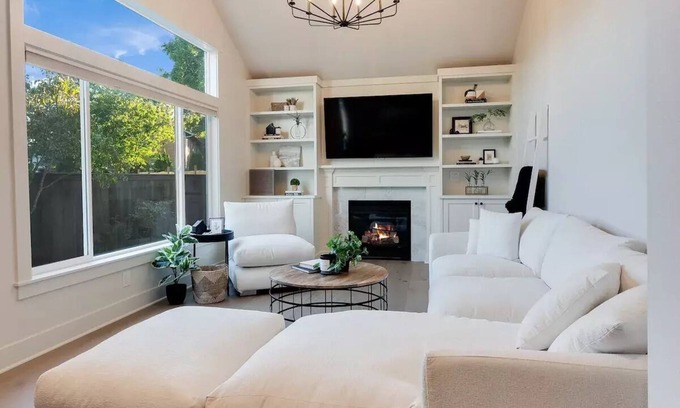 Lynnwood House | Chic Alderwood Oasis w/Hot tubn