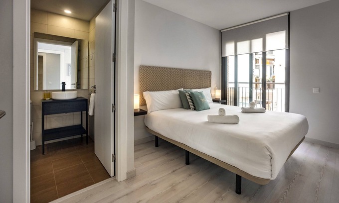Collblanc y La Torrassa Apartment | Chic and cosy apartment with balcony