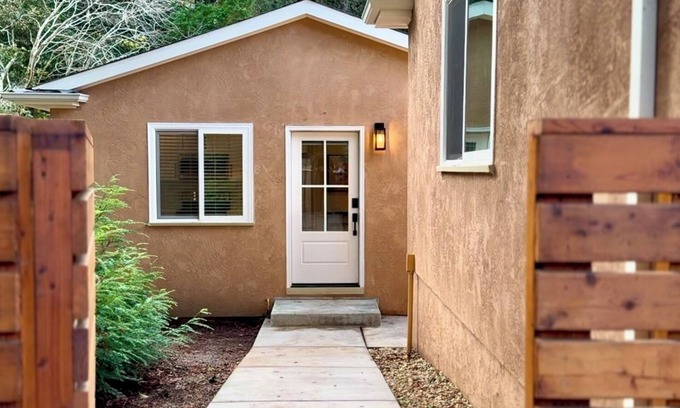 Orinda House | Chic and Petite 1-Bedroom ADU with Private Entrance in peaceful Orinda