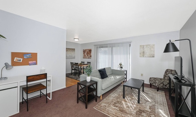 Mentor Apartment | Chic and Stylish 1-Bed Retreat for Traveling Professionals!