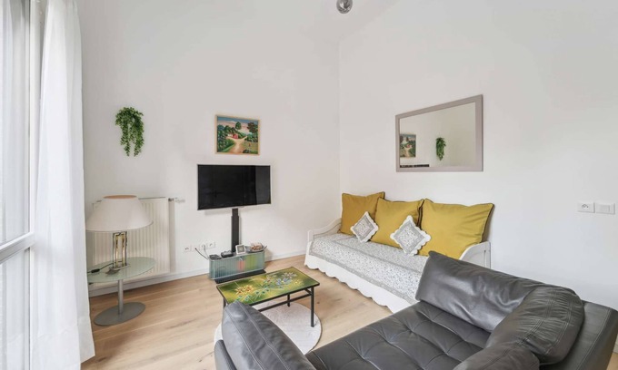 Asnieres-sur-Seine Apartment | Chic apart terrace garden parking