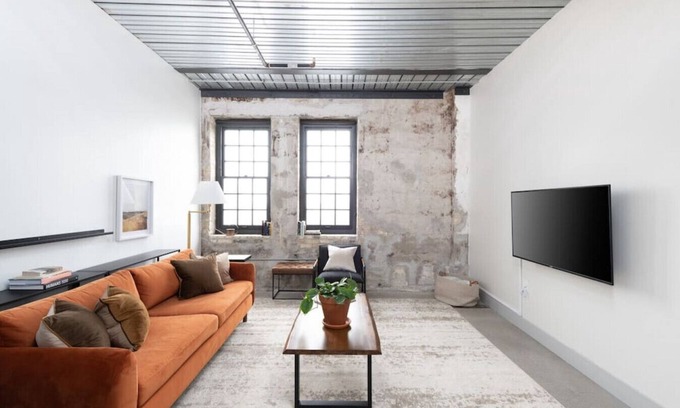 Westown Apartment | Chic Apartment with Parking and Gym