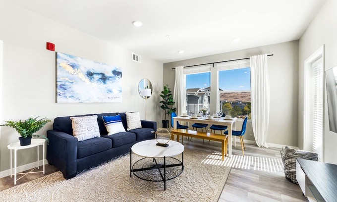 Sparks Apartment | Chic Apt. w/Jacuzzi, Pool, BBQ, & Mountain Views