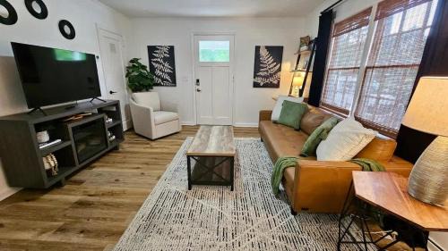 Valdosta House | Chic Central Cottage with Gameroom & Firepit and pet friendly