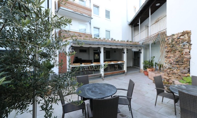 Frohnhausen Apartment | Chic City Apartment, Essen