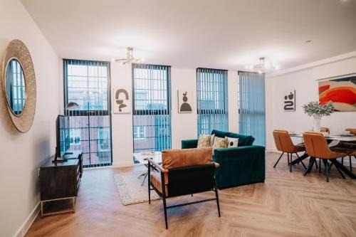 The Westside Apartment | Chic City Gem, Fast WiFi, Contractors Family