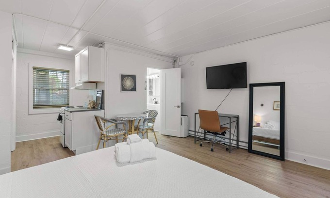 Near East Columbus Apartment | Chic City Retreat 93J - For 2!