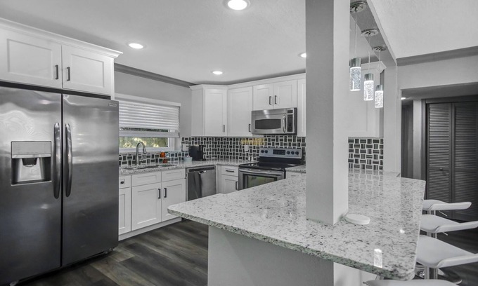 Murray Hill House | ~Chic Clean Cabin Sleeps 10 Arcade & Wine Bar~