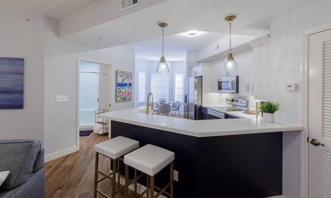 Redevelopment Area Condo | Chic Coastal Condo - Steps to the Best of Naples