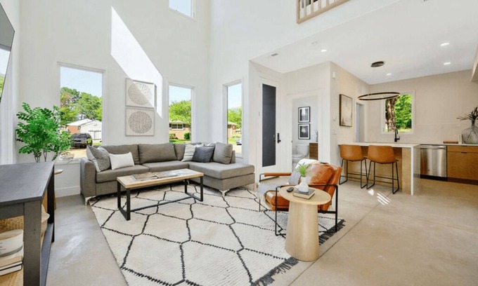 University Park Condo | Chic Contemporary Loft in Raleigh – Pet-Friendly & Centrally Located