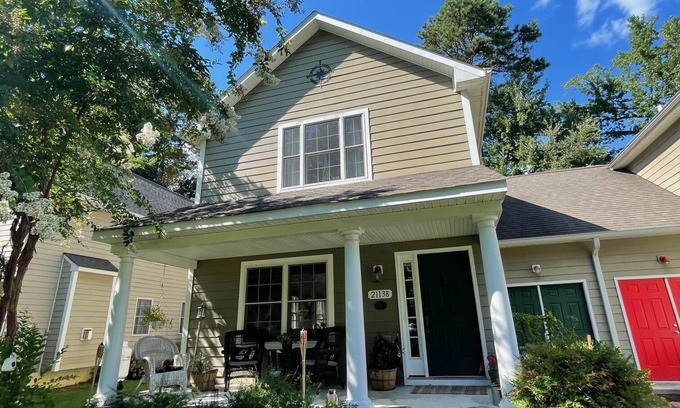 Rock Hall House | Chic&Cozy Chesapeake Home with a ship's bar in the charming town of Rock Hall 🦀