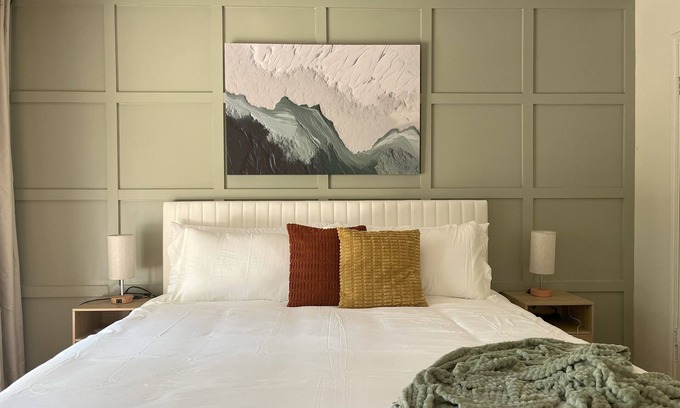 Brushy Creek House | Chic &Cozy House, Outdoor Patio with golf put, king & queen beds & travel crib