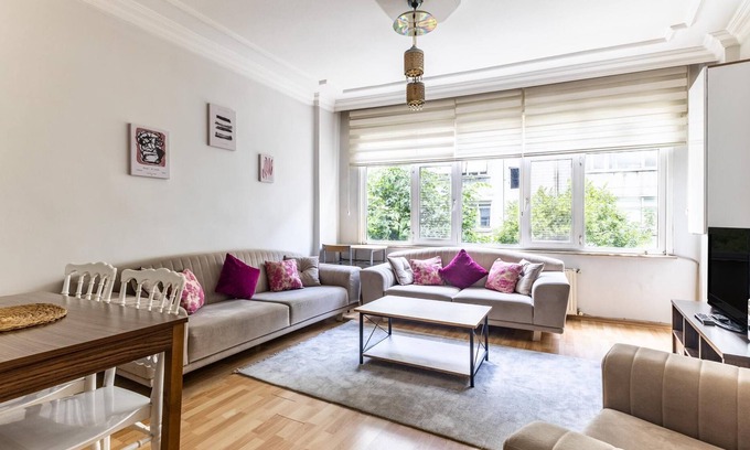 Besiktas Apartment | Chic Flat w Balcony 5 min to Dolmabahce Palace