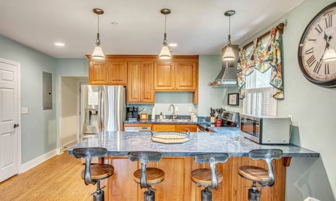 Summerville Historic District Apartment | Chic Loft over The Azalea Cocktail Bar & Gardenn