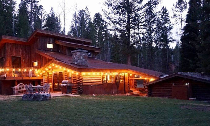Wilson House | Chic luxurious Log cabin minutes from Jackson Hole ski resort and GTNP
