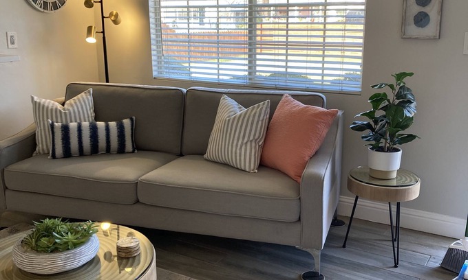 Oleander - Sunset Apartment | Chic, Modern apartment in vintage neighborhood