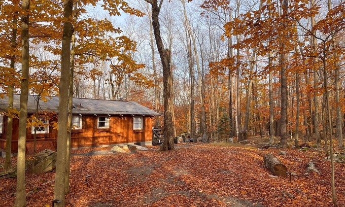 Gouldsboro House | Chic Poconos Home: Fall Foliage Escape