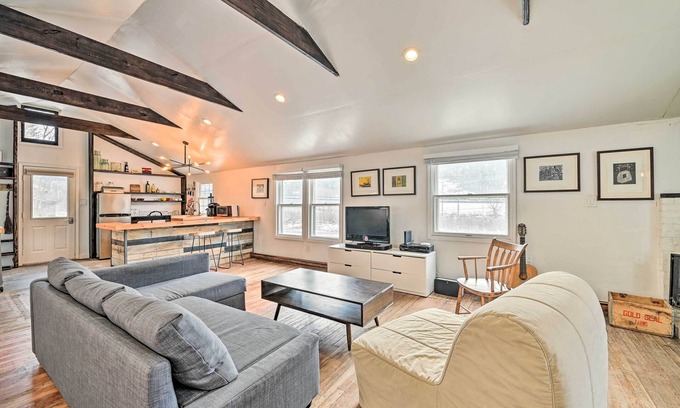 Prattsville Apartment | Chic Prattsville Studio w/Private Hot Tub!